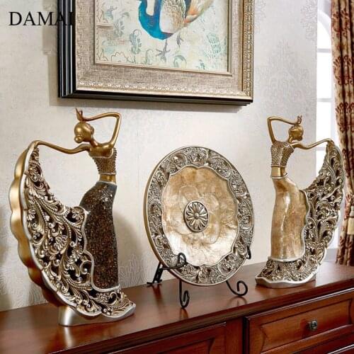 Peacock Girl Resin Figurine European Vintage Hollow Out Decorative Ornaments Bookcase Desk Decorations Living Room Decoration