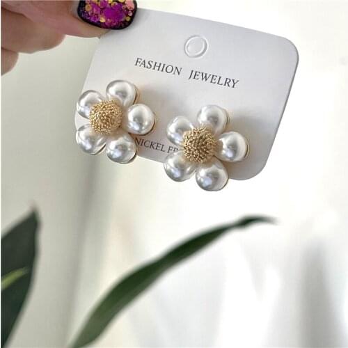 Fashion Exquisite Pearl Flower Womens Earrings Simple Sweet Temperament Korean Small Fresh Simulated Pearl Flower Clip