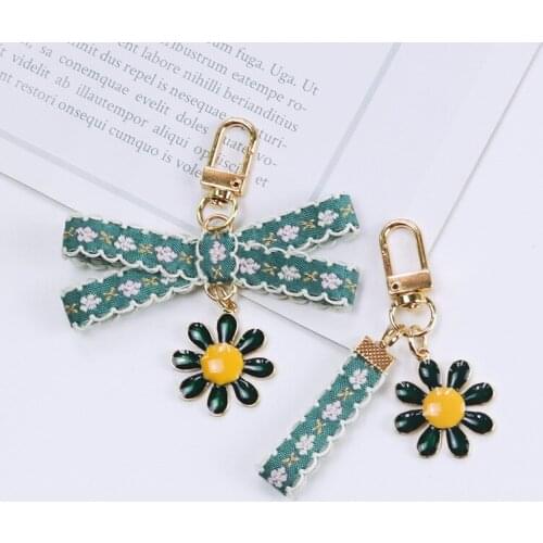 New Retro Cute Sweet Fabric Green Flower Keychain Women Trinket Key Ring Car Bag Pendent Charms Ornament Girlfriend Jewelry Gift