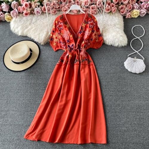 Women wear dresses with retro embroidery flowers V-neck puff sleeve waist dresses on vacation beach long summer dresses