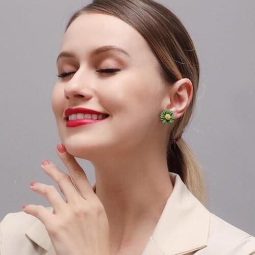 New creative small daisy earrings fashion personality earrings Korean earrings jewelry best friend gifts