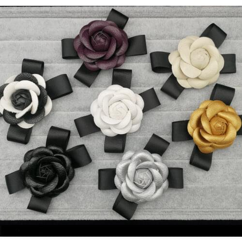 Leather Camellia Flower Brooches for Woman Big Size Ribbon Bow Brooch Pins for Wedding Black White Clothing Jewelry Accessories