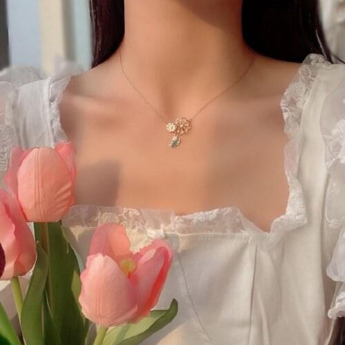New Fashion Daisy Flower Choker Necklace For Women Butterfly Pendant Imitation Pearl Clavicle Chain Necklace Exquisite Jewelry