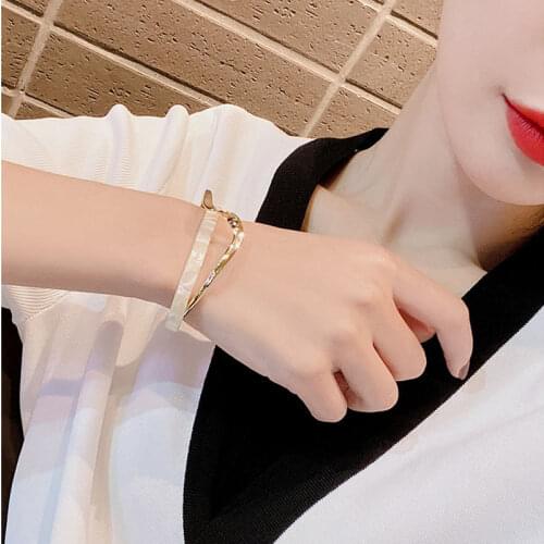 2021 New Bracelet Curved Metal Texture Bracelet Ins Niche Design Fashion Net Red Jewelry Braclets for Women Luxury Designer