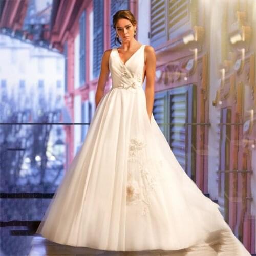 New Arrival V Neck Wedding Dress A Line Sleeveless Tulle Beach Country Bridal Gowns with Handmade Flower 2021 On Sale