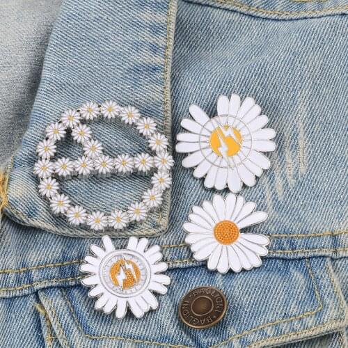 Fashion Rhinestone Brooch Lightning Daisy Flower Button Pins Denim Jacket Clothes Lapel Pins For Woman Jewelry Accessories Gifts