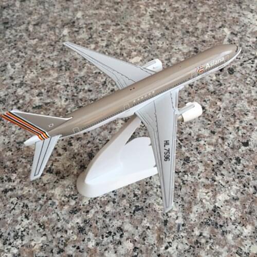Diecast1:500 Scale B777-200 Asiana HL7596 Air Airlines with Landing Gears Alloy Aircraft Plane Collectible Display Collection
