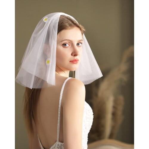 Short Wedding Veil Embroidered Daisy White Bridal Veil with Hair Comb for Bride Travel Studio Photo Perform Prop Women Gift V807