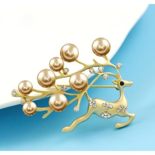Vintage Fawn Brooch Pearl Pin Lady Girl Lapel Pin Brooches Women Cute Animal Enamel Pin Gold Rhinestone Deer Brooch Party Gifts