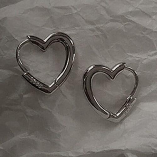 Fashion Simple Hearts Clip Earrings Small Fresh Girl Elegant Earrings Women Simple Daily Temperament Jewelry