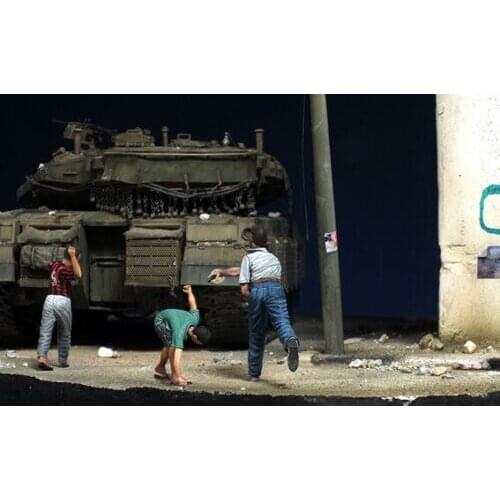 1/35 Scale Unpainted Resin Figure Boys throwing stones 3 figures collection figure