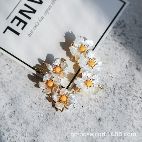 Handmade plum blossom natural baroque pearl shell brooch brooch brooch female Korean luxury atmosphere