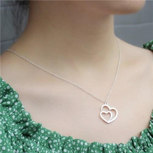 Popular in Europe and the United States, hollowed-out double heart necklace as a gift for mom and girlfriend