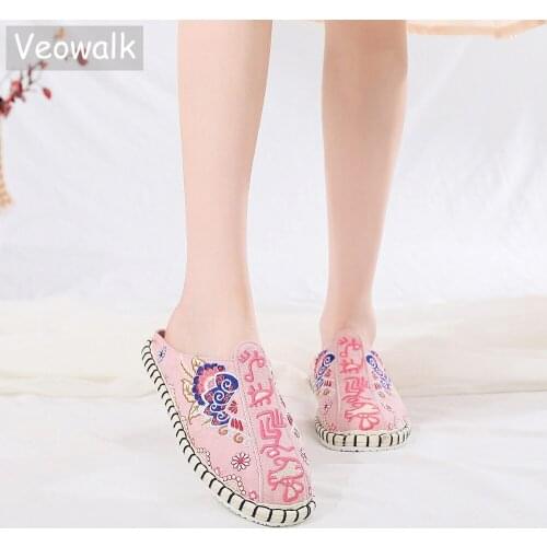 Veowalk Totem Embroidered Women Soft Canvas Close Toe Slippers Handmade Summer Flat Mules Comfortable Ladies Espadrilles Shoes