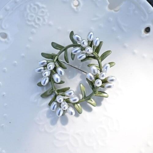 Simple Elegant Wreath Brooches For Women Sweet Cute Vintage Plant Leaves Pearl Corsage Pins Female Accessories Good Gift
