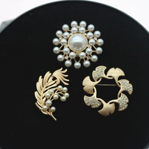 Vintage Baroque Pearl Ginkgo Leaf Wreath Feather Pin Brooch Jewelry Coat Collar Lapel Pin Sweater Scarf Buckle Women Accessories