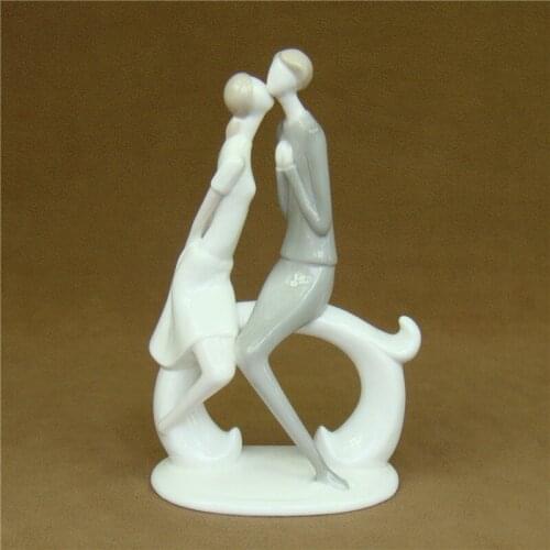 Modern Abstract Kissing Item Figurine Romantic Ceramics Dating Lovers Statue Decor Souvenir Gift and Craft Ornament Accessories