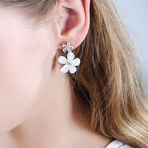 2021 Korean Fashion New Earrings Net Red Wild Simple Acrylic Flower Crystal Earrings Womens Wholesale Sales Orecchini Uomo