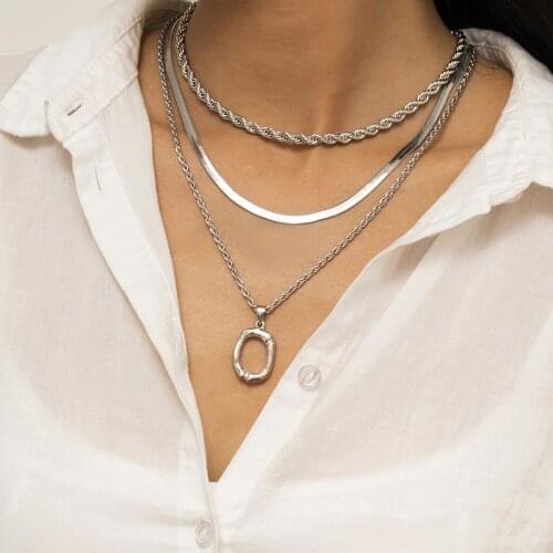 Vintage Punk Twisted Flat Snake Chain Ladies Necklace Simple Geometric Ring Pendant Necklace Wedding Party Jewelry Collar Hombre