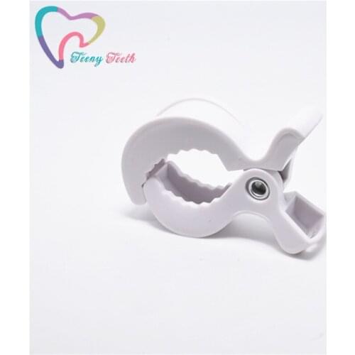 Teeny Teeth 1 PC White Lamp Pram Stroller Pegs To Hook Cover Blanket Clips Car Seat Toy Play Gym Accessories Baby Teether Hook