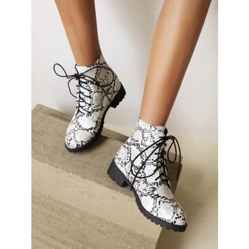 Oversized Blue Snake Print Lace-Up Womens Ankle Boots, Flat-Bottomed Low-Heeled Short Plush Inner Lining Autumn Warm Short Boot