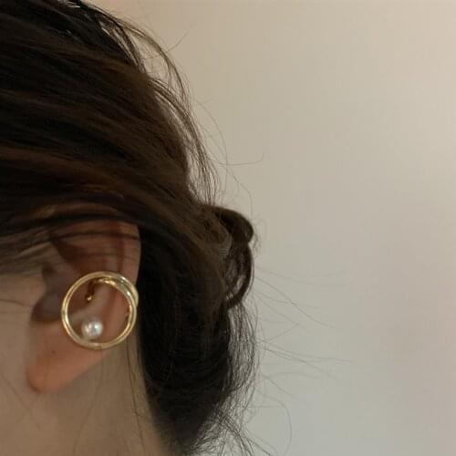 Origin Summer French Textured Gold Circle Hollow Out Clip Earring for Women Statement Imitation Pearl Metal Earring Jewelry