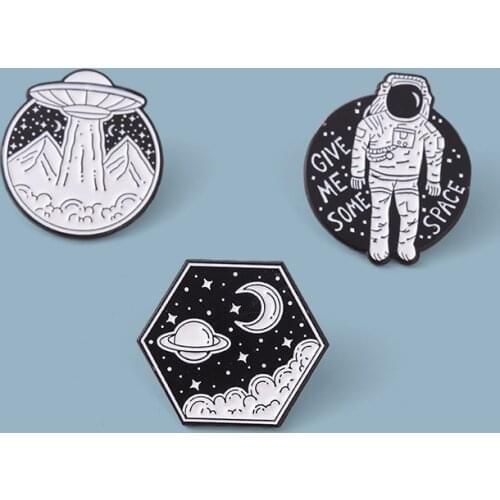 Astronaut Series Enamel Brooch Pin Retro Punk Style Creative Beautiful Starry Sky Spaceship Astronaut Alloy Paint Badge Souvenir