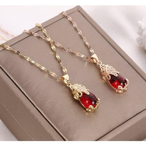 Vintage Style Red Crystal Brave Troops Pendant Women Necklace Ladies No Fade Korean Style Lip Chain Clavicle Chain Jewelry Gift