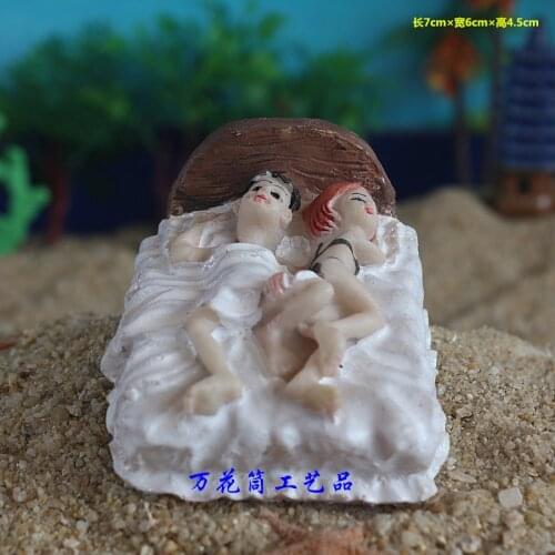 Couples in bed, couples, same bed, different dreams, sand tools, psychological sand table accessories, sandbox therapy