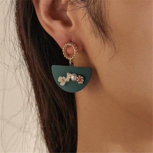 Creative Design Green Scalloped Pearl Shell Earrings Temperament Womens Retro Earrings Simple Female Jewelry Gifts