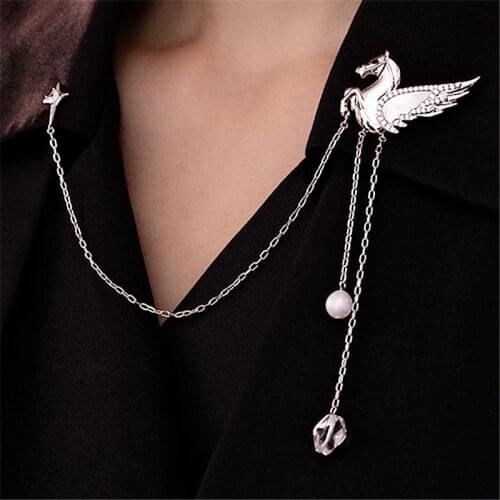 Korean Metal Animal Horse Brooch Rhinestone Tassel Chain Lapel Pin Pearl Sweater Suit Badge Brooches for Women Men Accessories