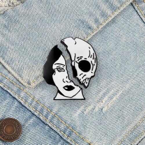 Weird Split Face Skull Mask Women Brooches Broken Skeleton Label Pin Shirt Collar Enamel Pin Halloween Badges Girl Jewelry Gift
