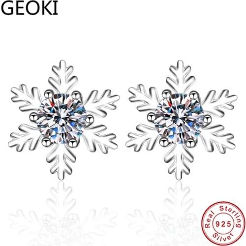 Geoki Passed Diamond Test 0.3 CT Perfect Cut Snowflake Moissanite Earrings 925 Sterling Silver Cute Stud Earrings Trendy Jewelry