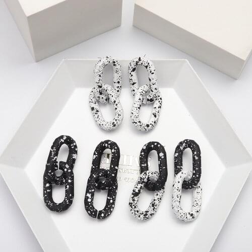 2021 New Products Ladies Oval Earrings Black White Mixed Thick Resin Chain Earrings Fashion Cocktail Jewelry Wholesale