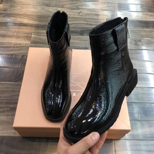 Europe station short boots winter 2020 new European womens shoes leather Plush warm snow boots flat bottomed Martin boots