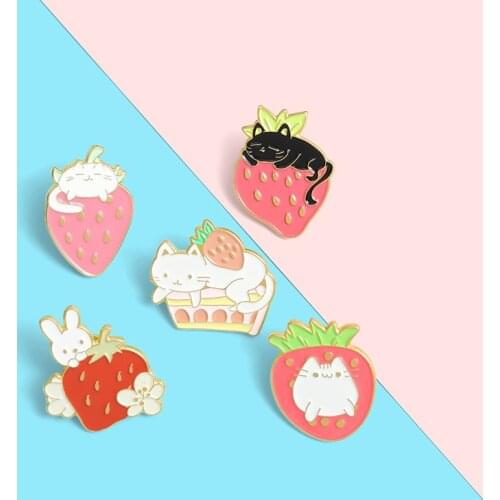 Cute Sweet Animal Rabbit Pin Love Pink Strawberry Enamel Brooch Customized Alloy Badge Clothes Bag Accessories Fashion Jewelry