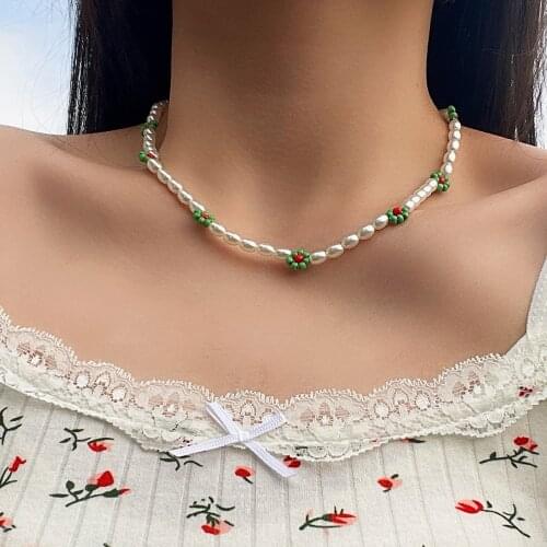 Retro simple jewelry with hand-woven rice bead daisy flower necklace pearl clavicle beaded necklace for female birthday gift