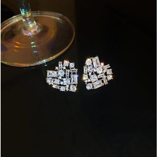 Korean Fashion Sparkling Zircon Heart Shaped Stud Earrings for Women Statement Simple Geometric Earring Jewelry 2021 New Trendy