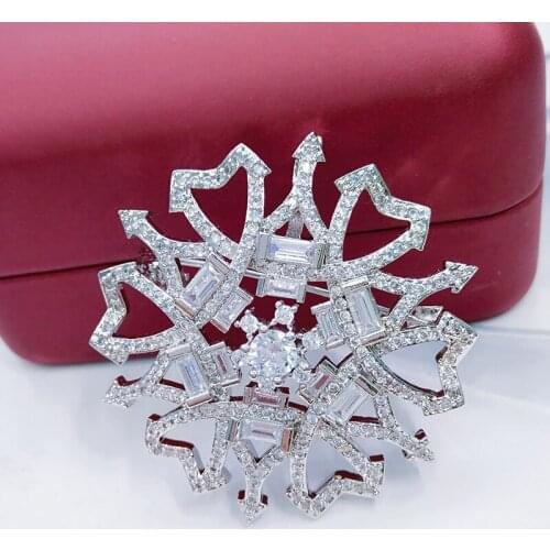 Hollow Pattern Broches Shirt Collar Brooch Pin Diamante Jewelry Gift Bronze Collar Pins Badge Simulated Pearl Fashion Brooches