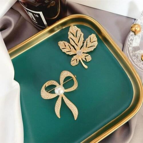 HOSENG Geometric Pearl Baroque Retro Brooch Gold Hollow Elegant Woman Man Palace Jewelry Accessories HS_843