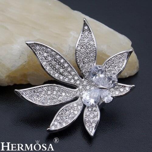 Hermosa Butterfly On Flower Design Shiny Jared Jewelry Women Brooches Pins Perfect Lady Gift Free Shipping