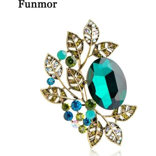 Decent Senior Chief Designer Grade Crystal Brooch Korean Ramillete Female Models Vintage Alloy Popular Pin Foulard Boucle