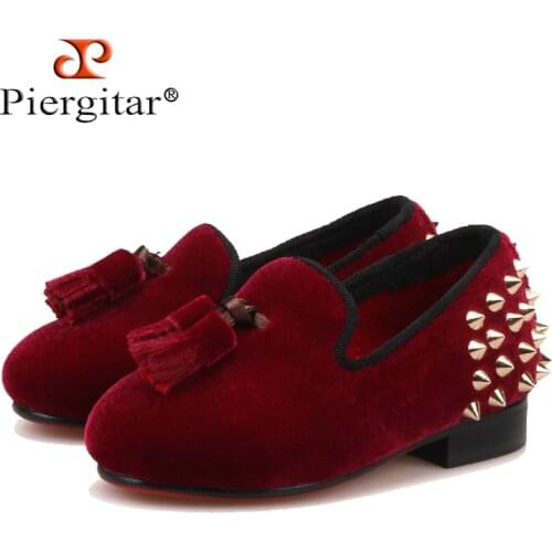 Piergitar 2018 new Parent-child style handmade childrens loafers with tassel and spikes designs burgundy velvet kid party shoes
