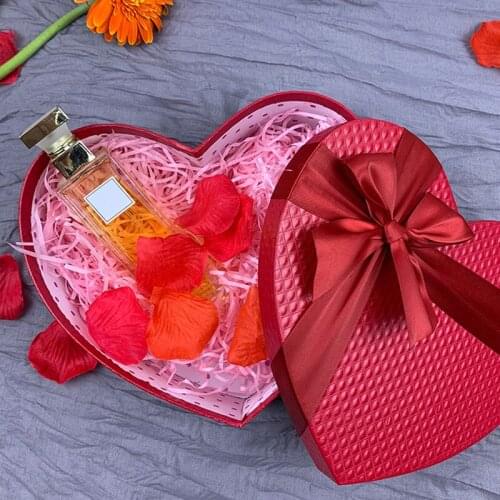 Red Valentines Day Packaging Set of 3 Gift Box Heart Shape Candy Box Florist Hat Box Paper Flower