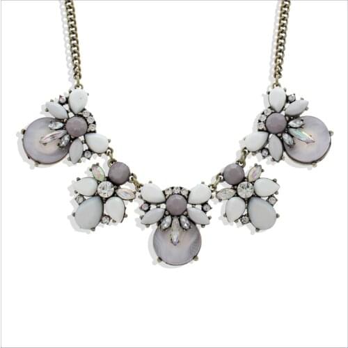 Vintage Jewelry Flower Choker Necklace with Charming Rhinestone Shell Retro Statement Necklaces & Pendants Gift for Women Female