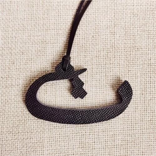New Fashion Arabic Letters Charm Luxury Genuine Leather Character Alphabet Keychain Backpack Pendant Ladies Women Charm