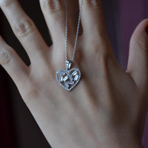 Kalp Temalı Baget Taşlı Kolye Rodyum Kaplama