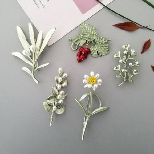 Fashion Brooch Pin Flower Leaves Pattern Decorative Alloy Dress Suit Lapel Pin for Wedding Party Brooches on Clothes Gifts