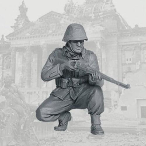 1/35 A squatting British soldier Resin kit Figure soldiers GK Military subject matter Uncoated No colour
