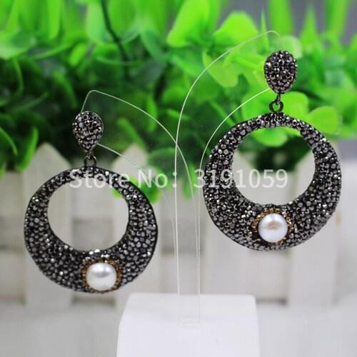 A pair of womens fashion perty qlamour round snake skin rocking pearl earrings with crystal pearl jewelry fashion earrings